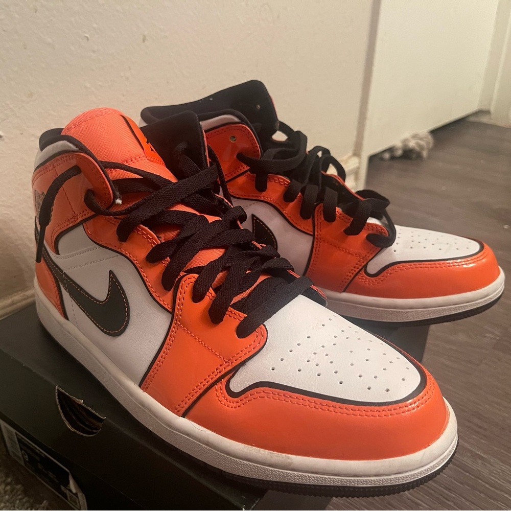 Jordan 1 mid